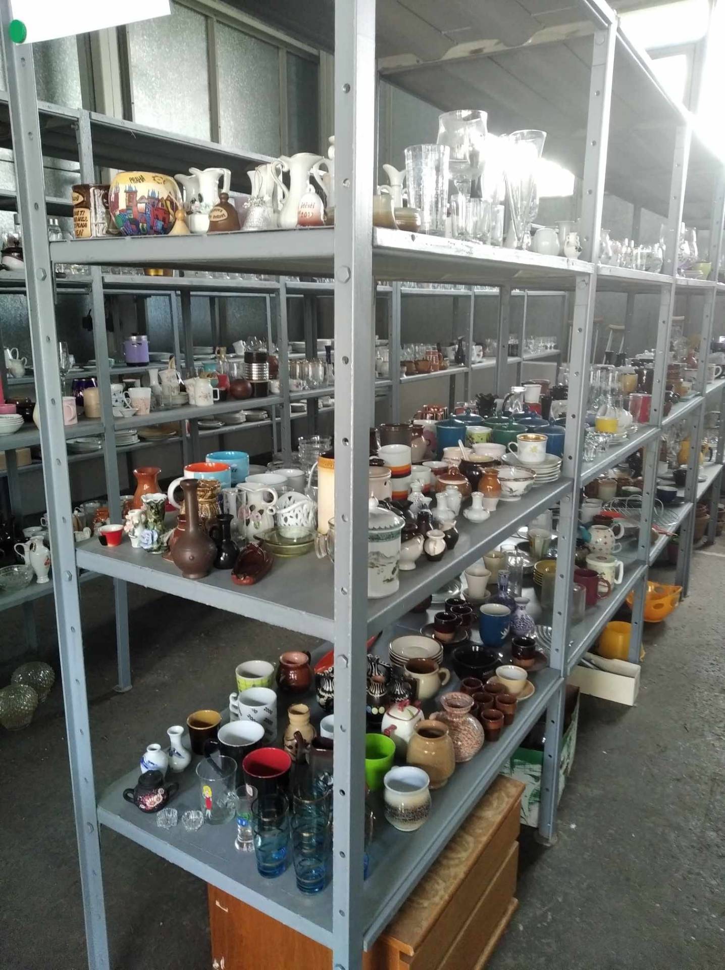 Regály s nádobím a dekoracemi v Re-use centru